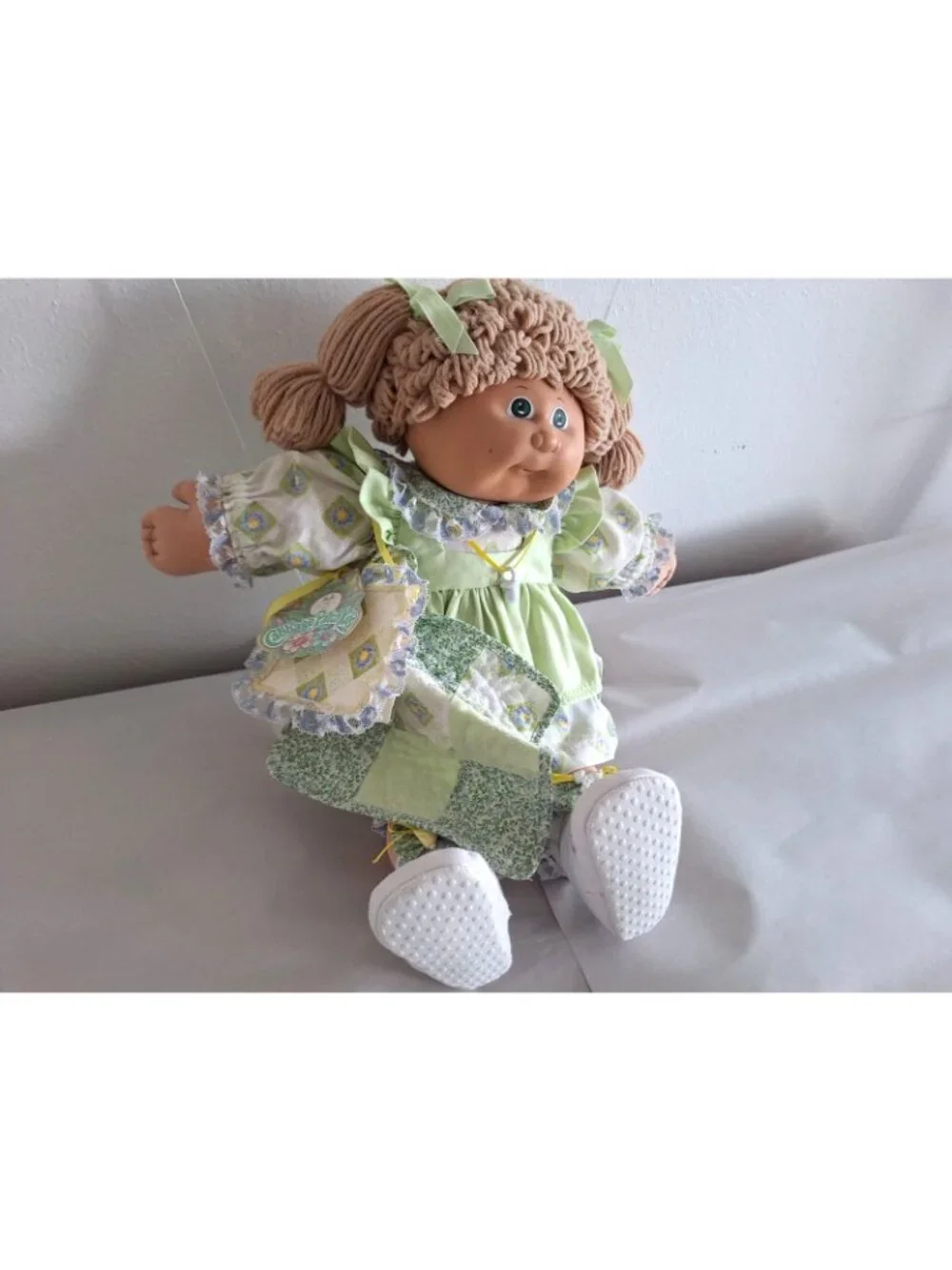 1985 Cabbage Patch Kid PMI Green Signage Tan Hair Blue Eyes +Scarlet Thread Card